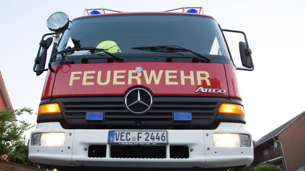 Ein-Feuerwehrwagen-steht-bereit
