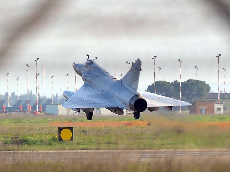 Ein Kampfjet der Vereinigten Arabischen Emirate startet von der NATO-Basis auf Sardinien zum Einsatz in Libyen.