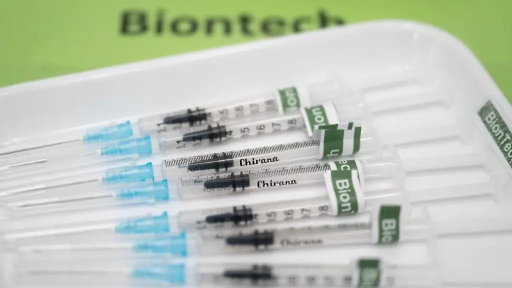 Biontech-Impfstoff-liegt-in-einem-Impfzentrum-in-einer-Nierenschale