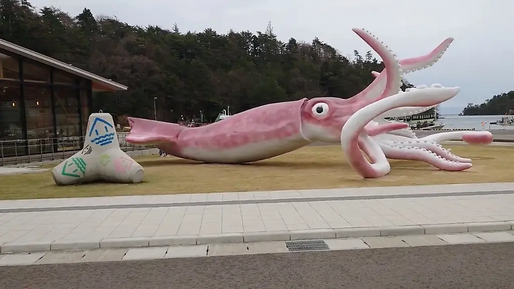 2021-05-05T044114Z-306424068-RC2G9N96X4TG-RTRMADP-3-HEALTH-CORONAVIRUS-JAPAN-GIANTSQUID