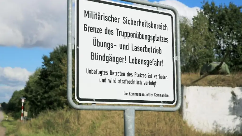 Ein-Hinweisschild-Militaerischer-Sicherheitsbereich-steht-bei-Huetten
