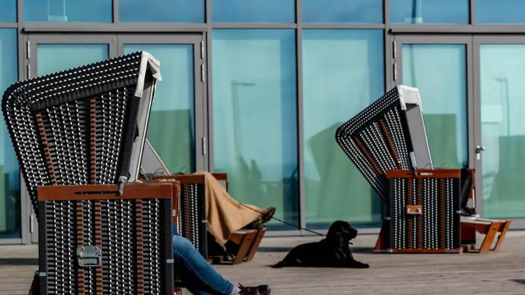 Menschen-sitzen-in-Strandkoerben