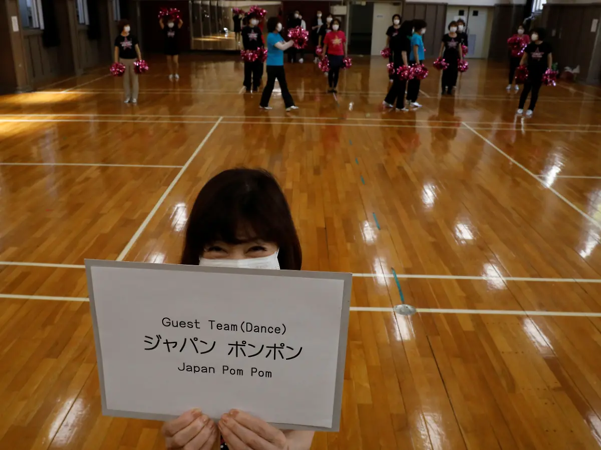 2021-04-12T022135Z-2051572112-RC22UM9CVXR8-RTRMADP-3-OLYMPICS-2020-TOKYO-CHEER-DANCERS