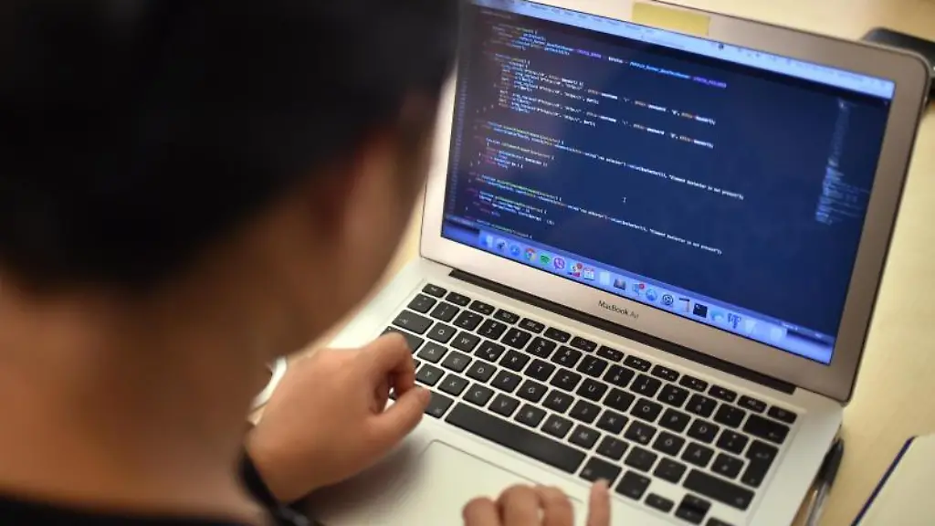 Eine-Teilnehmerin-programmiert-waehrend-eines-Computer-Kurses