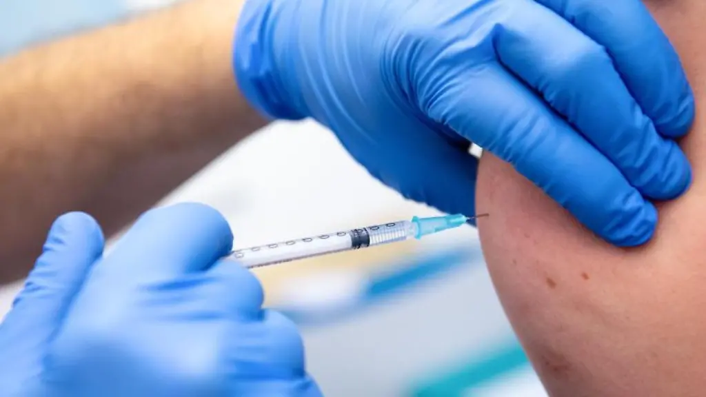 Eine-Corona-Schutzimpfung-wird-durchgefuehrt