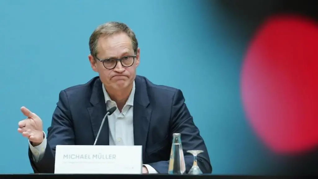 Michael-Mueller-SPD-Regierender-Buergermeister-spricht-auf-einer-Pressekonferenz