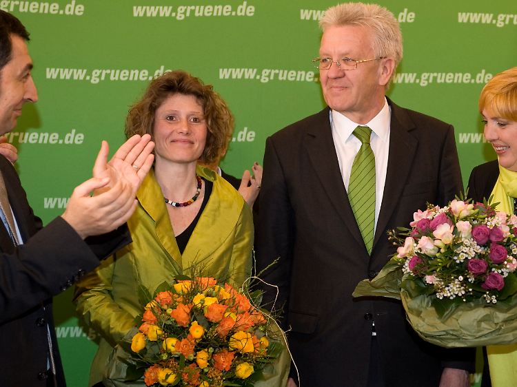 Die Grünen-Chefs Özdemir (ganz links) und Roth (ganz rechts) gratulieren Lemke und Kretschmann.