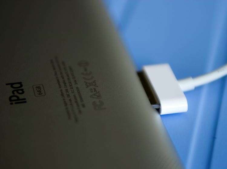 Für den Anschlussstecker ist im flachen, abgerundeten Gehäuse des iPad 2 kaum noch Platz.