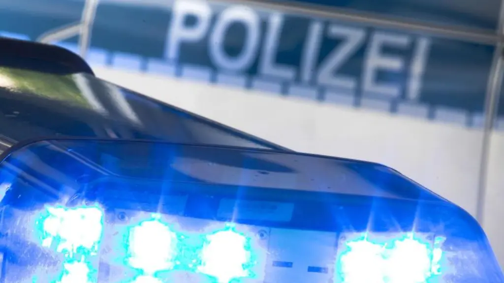 Ein-Blaulicht-auf-dem-Dach-eines-Polizeiwagens