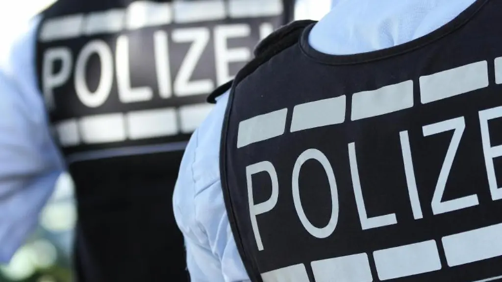 In-Polizei-Westen-gekleidete-Polizisten