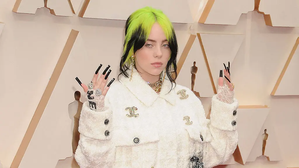 So-kennt-man-die-19-jaehrige-Erfolgssaengerin-in-weiten-Klamotten-und-mit-schwarz-gruenen-Haaren