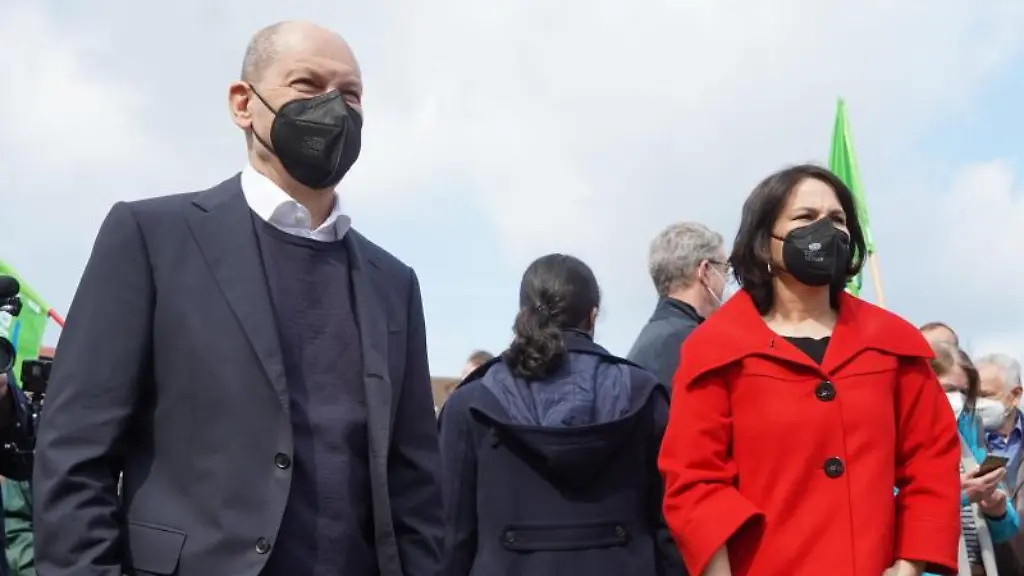 Olaf-Scholz-SPD-und-Annalena-Baerbock-Buendnis90-Die-Gruenen-kommen-zu-einer-Kundgebung-des-DGB-auf-den-Bassinplatz