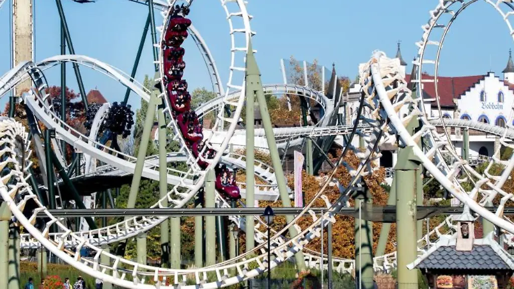 Besucher-fahren-mit-der-Achterbahn-Big-Loop-im-Heide-Park-in-Soltau