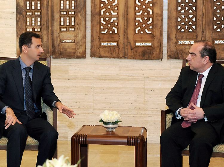 Präsident Assad (l) spricht mit einem Pressevertreter in Damaskus.