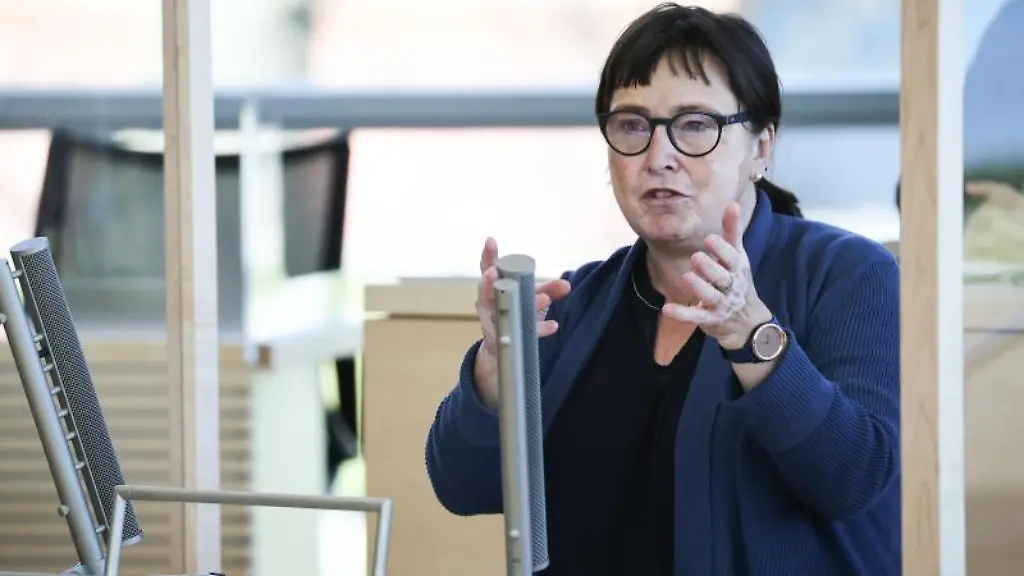 Eka-von-Kalben-Fraktionsvorsitzende-der-Gruenen-im-Landtag-von-Schleswig-Holstein-spricht-bei-einer-Landtagssitzung