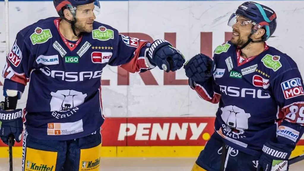 Berlins-Matt-White-l-klatscht-sich-nach-seinem-Treffer-zum-3-2-mit-Teamkollege-Zach-Boychuk-ab