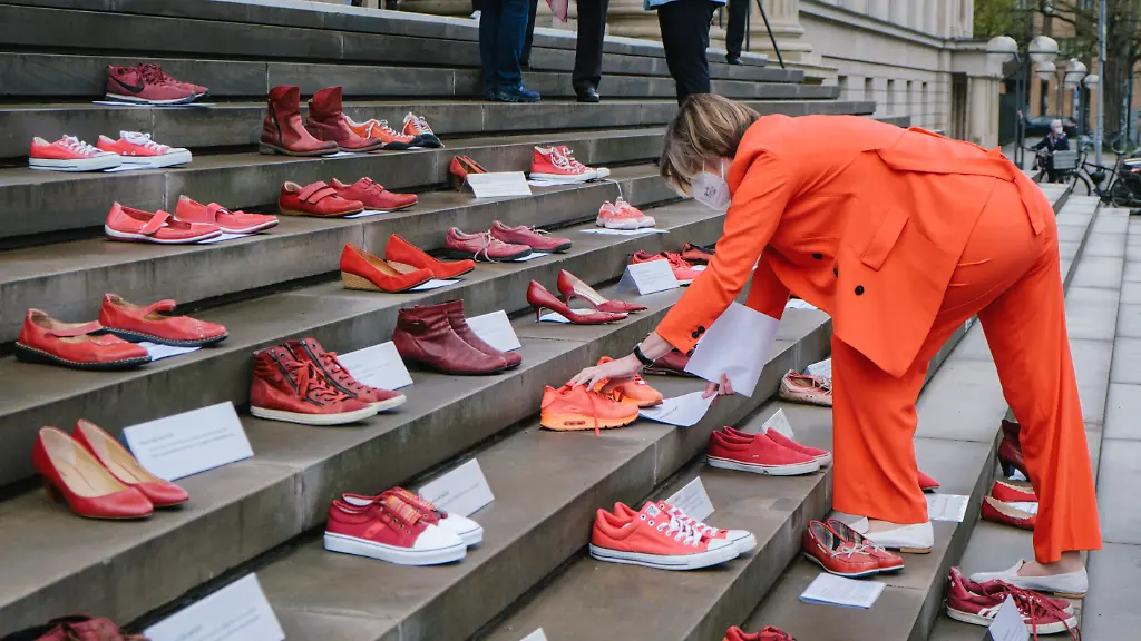 Jedes-Paar-Schuhe-steht-fuer-eine-Frau-die-durch-Gewalt-gestorben-ist