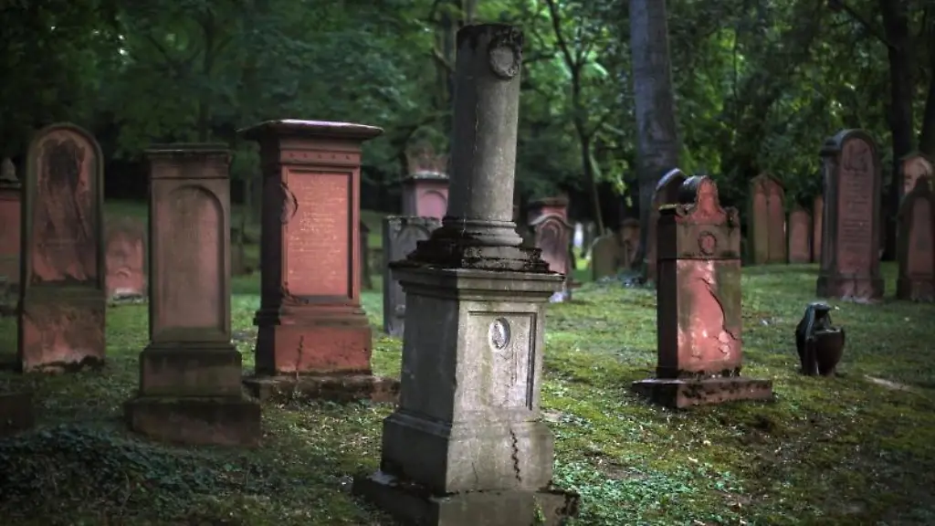 Alte-Grabsteine-auf-dem-Juedischen-Friedhof-in-Mainz-Rheinland-Pfalz