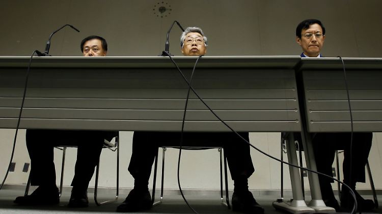 Tepco-Vizepräsident Takashi Fujimoto, Mitte, erläutert die Vorgänge in Fukushima Eins - zumindest teilweise.