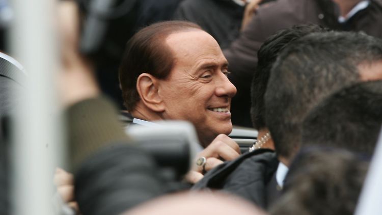 Silvio Berlusconi auf dem Weg zum Gerichtssaal.