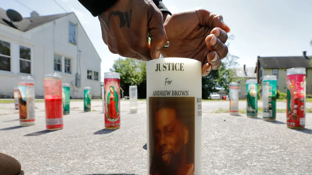 2021-04-28T185305Z-537254456-RC265N9ZL86B-RTRMADP-3-USA-POLICE-NORTH-CAROLINA