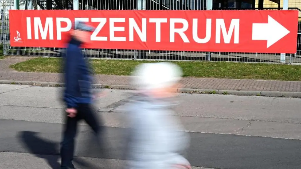 Ein-Schild-weist-den-Weg-zum-Corona-Impfzentrum-in-Greifswald