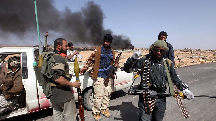 Rebellen auf der Straße zwischen den Städten Bin Jwad und Sirte.