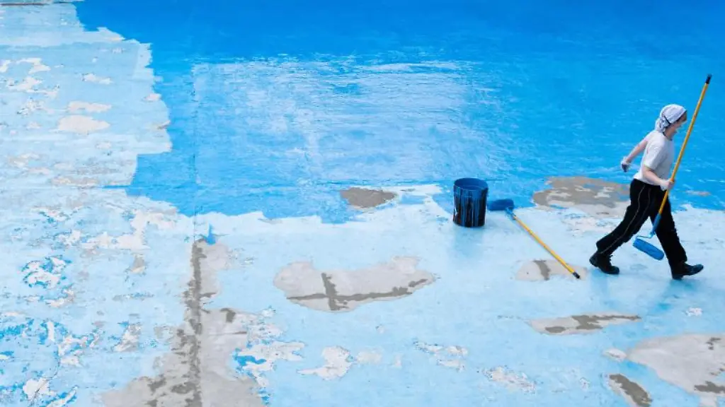 Helfer-streichen-ein-Schwimmbecken-vom-Freibad-Kleefelder-Bad-Annabad