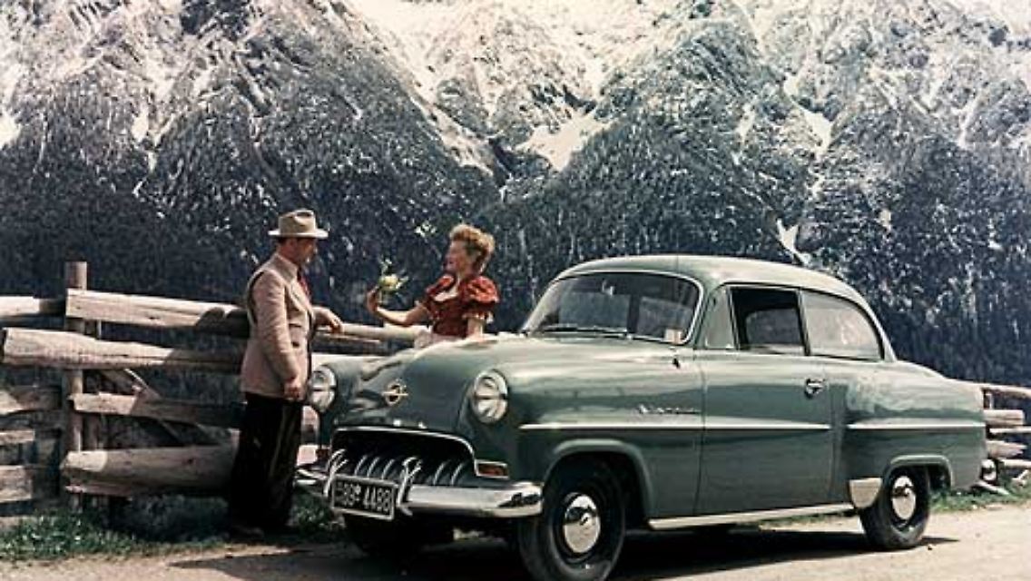 Opel wurde Teil des deutschen Wirtschaftswunders. Die ersten Urlaube in den Bergen ... (Bild: Olympia Rekord von 1953)