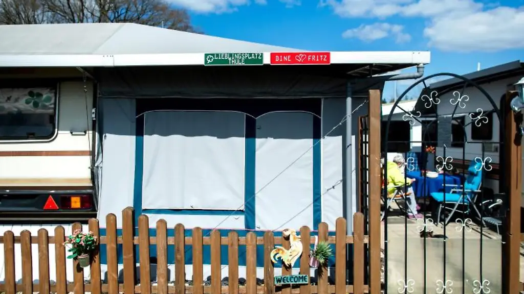 Ein-Schild-mit-der-Aufschrift-Lieblingsplatz-Thuele-haengt-an-einem-Wohnwagen