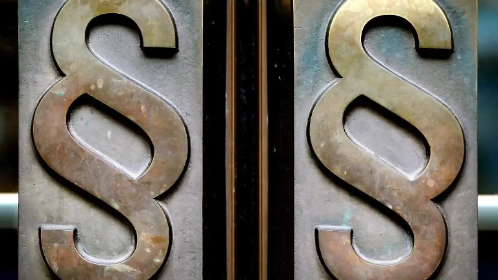 Paragrafen-Symbole-sind-an-Tuergriffen-am-Eingang-zu-einem-Gericht-zu-sehen