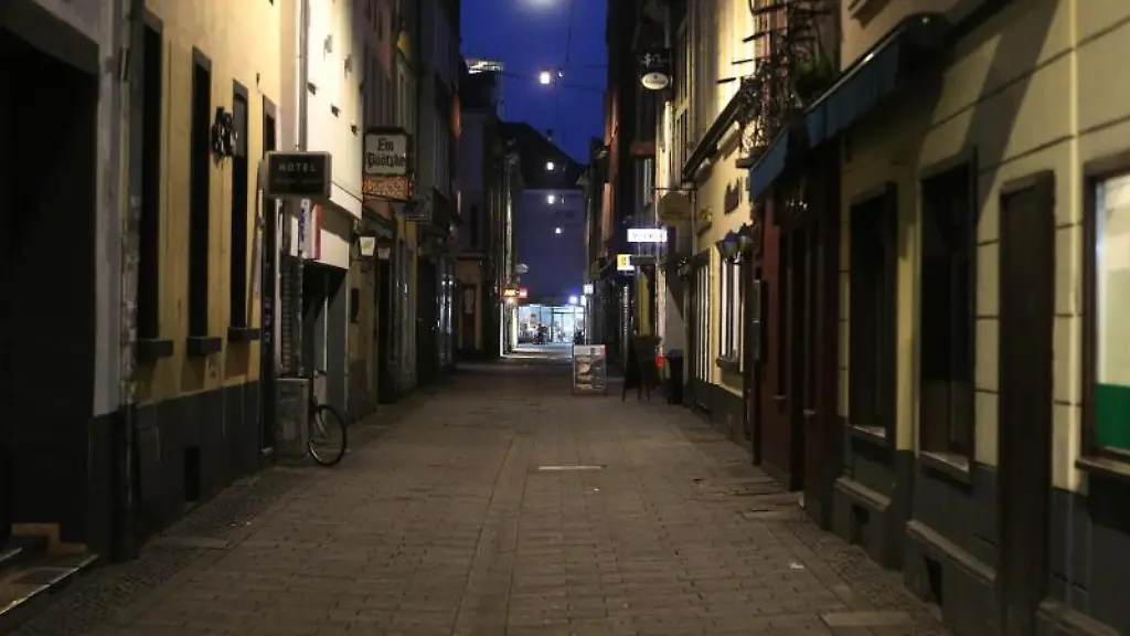 Eine-menschenleere-Strasse-in-der-Duesseldorfer-Altstadt