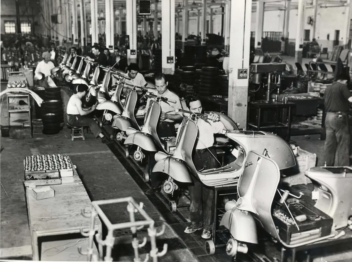 5-linea-montaggio-Vespa-150