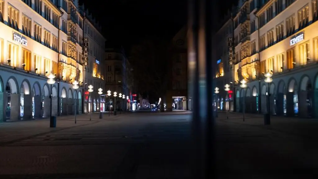 Nur-wenige-Menschen-sind-am-Abend-vor-Beginn-der-Ausgangssperre-am-Odeonsplatz-in-Muenchen-unterwegs