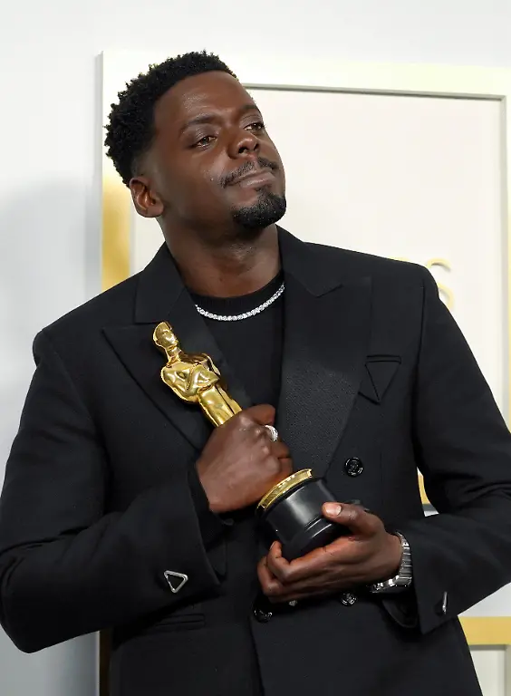 2021-04-26T010903Z-357239774-RC2D3N9P60UW-RTRMADP-3-AWARDS-OSCARS