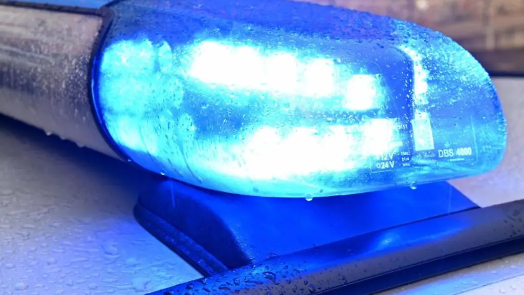 Ein-Streifenwagen-der-Polizei-steht-mit-eingeschaltetem-Blaulicht