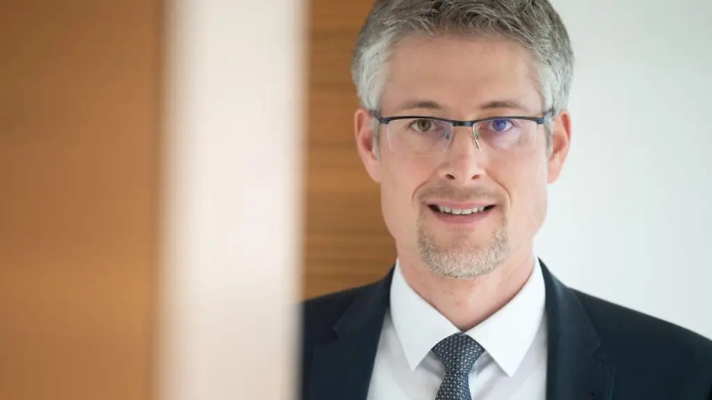 Gemeindetagspraesident-Steffen-Jaeger-steht-in-einem-Buero-der-Geschaeftsstelle-des-Gemeindetags