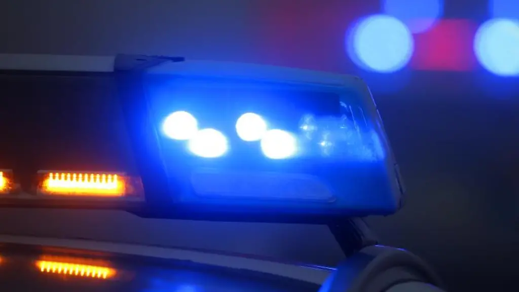 Ein-Blaulicht-leuchtet-auf-dem-Dach-eines-Polizeifahrzeugs