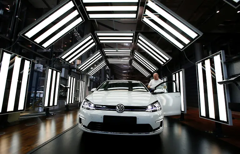 2017-03-30T120000Z-1923589852-RC13EA47D4E0-RTRMADP-3-GERMANY-VOLKSWAGEN