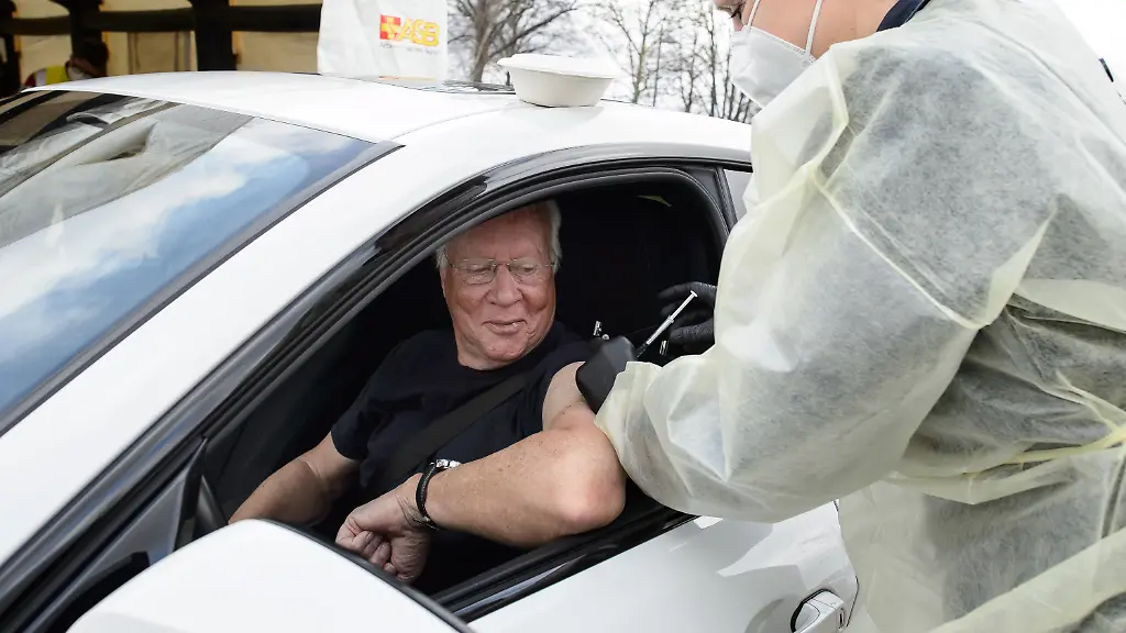 Impfen-im-Vorbeigehen-oder-auch-Vorbeifahren-Mit-niedrigschwelligen-Angeboten-wie-hier-in-Niedersachsen-sollte-waehrend-der-bundesweiten-Impfwoche-der-Anteil-der-immunisierten-Bevoelkerung-nennenswert-gesteigert-werden