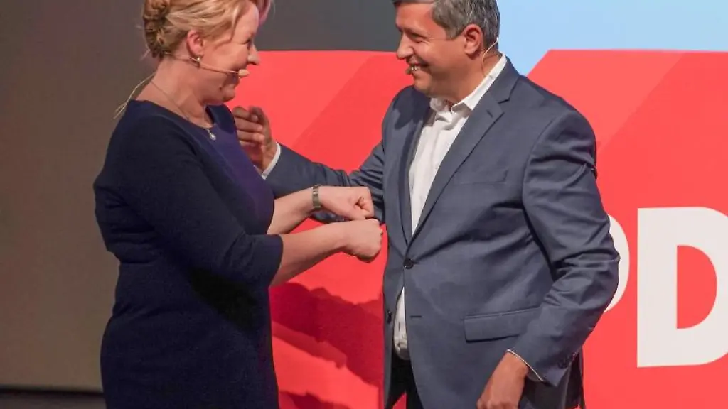Franziska-Giffey-SPD-Bundesfamilienministerin-und-Co-Vorsitzende-der-Berliner-SPD-wird-beim-Landesparteitag-der-SPD-Berlin-zur-Spitzenkandidatin-gewaehlt-und-Raed-Saleh-SPD-ebenfalls-Co-Vorsitzender-Berliner-SPD-gratuliert