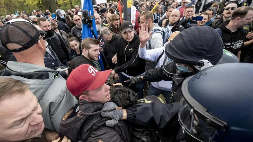 Polizisten-halten-Teilnehmer-einer-Demo-gegen-Corona-Schutzmassnahmen-zurueck
