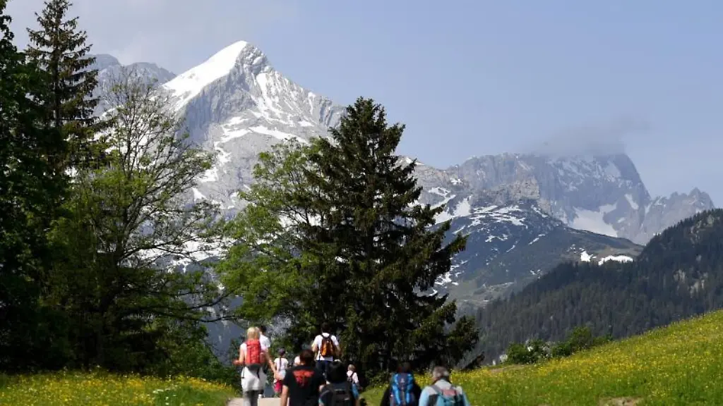 Wanderer-gehen-am-Eckbauer-im-Wettersteingebirge-bei-Garmisch-Partenkirchen-Richtung-Alpspitze
