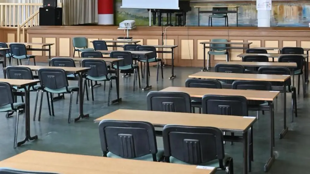 Leere-Tische-und-Stuehle-stehen-in-der-Aula