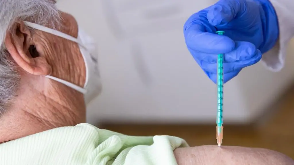 Eine-Fachaerztin-fuer-Allgemeinmedizin-impft-in-ihrer-Praxis-eine-Patientin-gegen-das-Coronavirus