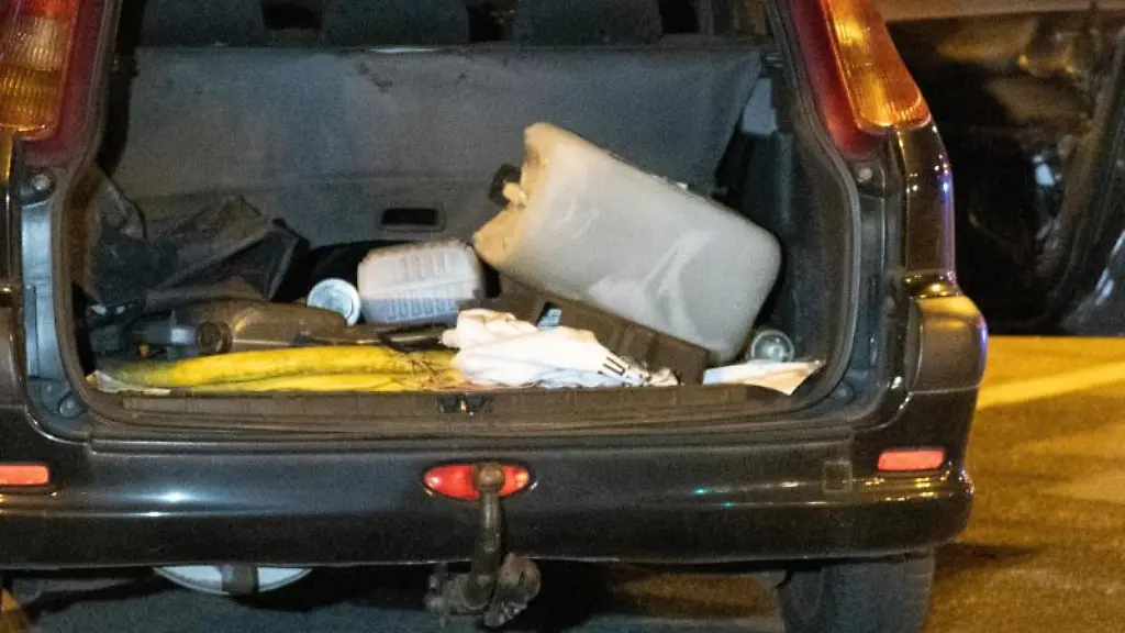 Kanister-mit-einer-unbekannten-Fluessigkeit-liegen-im-Kofferraum-eines-Autos