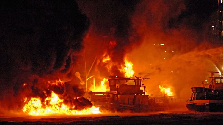 Gewaltige Flammen schlugen in den Nachthimmel über der Ems.