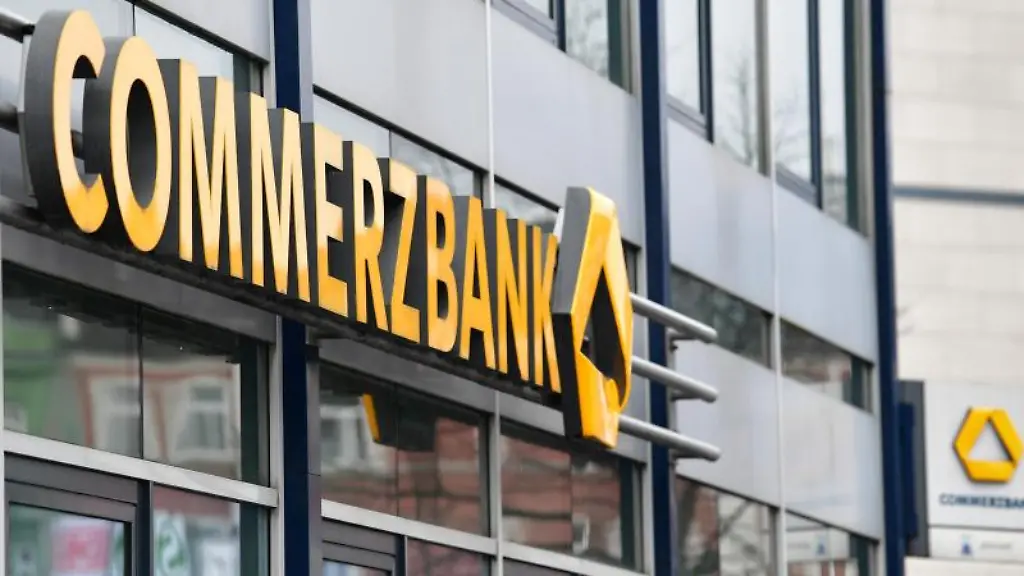 Der-Schriftzug-Commerzbank-ueber-dem-Eingang-zu-einer-Filiale-im-Stadtteil-Altona