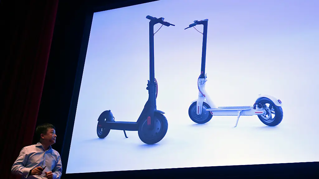 2018-11-08T162400Z-1523274082-RC1E56ECF920-RTRMADP-3-XIAOMI-BRITAIN