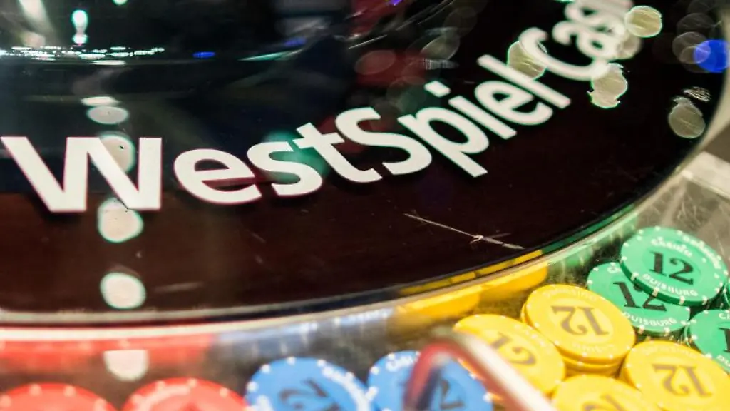 Der-Schriftzug-des-Westspiel-Casinos-ist-auf-einer-Abdeckung-eines-Roulette-Spiels-zu-sehen